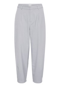 Jasnoszare dopasowane spodnie z wysokim stanem, z przodu plisowane i zwężane nogawki. Wykonane z gładkiego materiału o subtelnej teksturze.