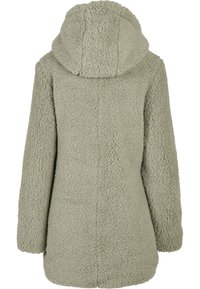 Grønn, fluffy, fleeceforet kåpe med hette, med teksturert ytterstoff og lange ermer. Bakfra vises et enkelt, rett snitt.