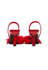 Sandali alti rossi con cinturino alla caviglia adornato di piume, parte superiore in suede, tallone aperto e design in glossy con tacco a spillo. Suola nera.