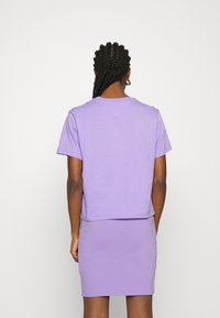 Tommy Jeans TJW LINEAR LOGO - T-shirt básica - violet viola