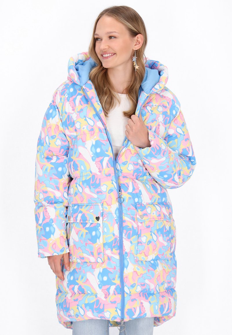 Gepolsterte Parka in einem bunten abstrakten Muster mit hellblauen, rosa und gelben Farbtönen. Verfügt über eine Kapuze, einen Reißverschluss vorne und zwei Taschen.