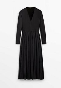 Robe noire à manches longues avec un design enveloppant et une jupe plissée. Fabriquée en tissu lisse, avec un décolleté en V profond et une silhouette fluide.