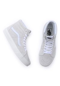 Tenisi high-top din suede gri deschis cu accente albe, având vârful perforat, guler căptușit și șireturi plate albe.