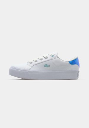 Hvid sneaker med glat tekstiloverdel, ensfarvede snørebånd, iriserende blåt accent ved hælen og tekstureret gummisål. Har logo på siden.