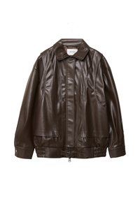 Giacca in similpelle marrone con colletto strutturato, chiusura a zip e vita elasticizzata. Presenta cuciture verticali e tasche laterali.