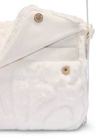Borsa in finta pelliccia bianca con superficie testurizzata, dotata di una patta in tessuto crema, pulsante a scatto e tasca interna con una tracolla.