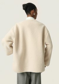 Soaked in Luxury THALASSA  - Manteau court - ancient scroll