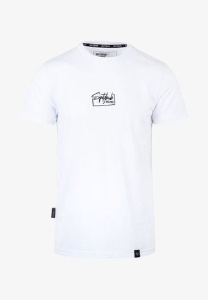 Weißes Baumwoll-T-Shirt mit kurzen Ärmeln, versehen mit einem schwarzen bestickten Logo auf der Brust und einem kleinen schwarzen Etikett am Saum.