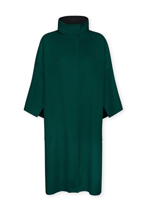 Lange, oversized groene tuniek met een hoge kraag, korte mouwen en zijzakken; gemaakt van een zachte, gestructureerde stof.