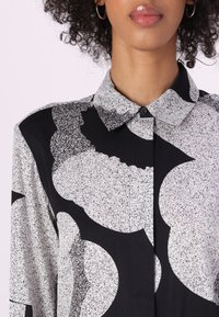 Marimekko MAIJA UNIKKO - Gombos blúz - black/white