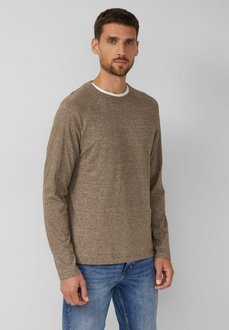 Braunes Langarmshirt mit Rundhalsausschnitt und Raglanärmeln, aus strukturiertem Material und mit einem kontrastierenden weißen Innenkragen.
