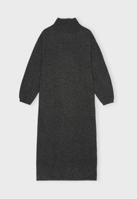 Rochie tricotată de culoare gri închis, cu gât înalt, mâneci lungi și o croială lejeră, având un material texturat cu variații subtile de culoare.