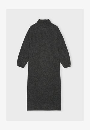 Tamno siva pletena haljina s visokim ovratnikom, dugim rukavima i opuštenim krojem, sa teksturiranom tkaninom koja ima suptilne varijacije u boji.