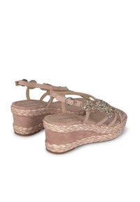 Roze espadrille wedges met decoratieve strassaccenten. Heeft een gebreid jute platform en een ontwerp met dubbele band voor ondersteuning. Gladde textuur.