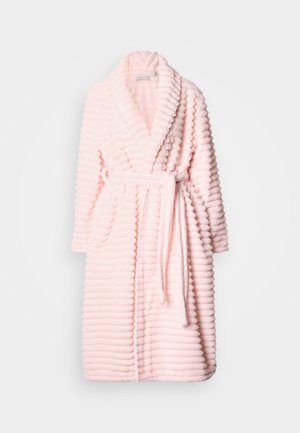 Svetlo roza halja iz mehke, teksturirane tkanine z navpičnim rebrastim vzorcem, s šal ovratnikom, ovijajočim dizajnom in ujemajočim pasom na zavezovanje.