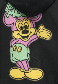 Čierna mikina s veselým farebným karikatúrnym motívom postavičky so žltými črtami tváre, ružovými ušami, zelenými šortkami a žltými topánkami.