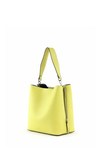 Sac fourre-tout en cuir jaune avec une surface texturée, une bandoulière unique, et un détail de fermeture éclair argentée sur le côté. Doublure intérieure noire.