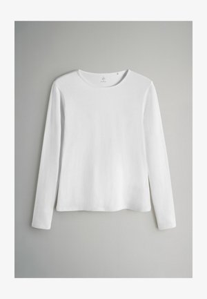 Pikema varrukaga valge T-särk, valmistatud pehmest kangast, ümar kaeluse ja sirge lõikega, minimaalse õmblusega ja ilma nähtavate mustriteta.