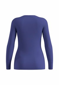 Chemise à manches longues en bleu marine uni, avec un col rond et un tissu lisse et extensible présentant des détails de couture minimaux.