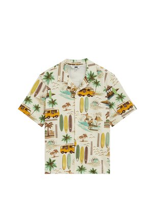 Camicia crema a maniche corte con palme, tavole da surf, furgoni gialli, onde e surfisti stampati in tonalità di verde, marrone e giallo.