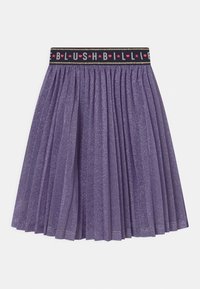 Lila plisserad kjol med en glittrig textur, med en svart midja prydd med texten "BLUSH" och färgglada hjärt- och stjärndetaljer.