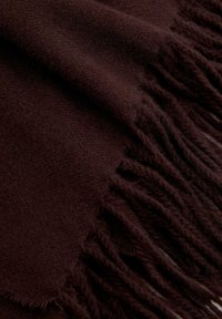 Brun uldblandings scarf med blød tekstur, der har frynset kanter og en glat finish.