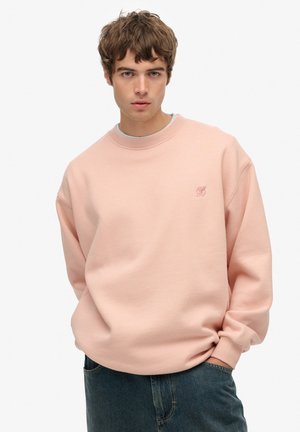 Lichtroze sweatshirt met een ronde hals, een drop shoulder ontwerp en een klein logo op de borst. Gemaakt van zacht, textuurstof.