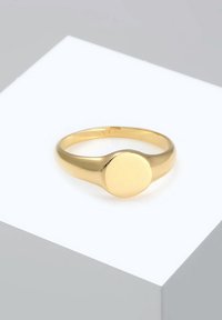 Gouden ring met een gladde, afgeronde bovenzijde, voorzien van een eenvoudig bandontwerp. Gepolijste afwerking en een stevige, ronde vorm.
