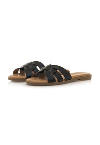 Schwarze Leder-Sandalen mit einem geflochtenen Riemendesign, hellbraunem, gepolstertem Fußbett und flacher Gummisohle. Glatte Textur und schlichte Akzente.