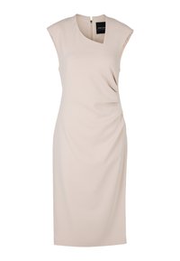 Beige mouwloos jurk met een gedrapeerd ontwerp, een hoge halslijn en een rits aan de achterkant; gemaakt van een gladde, lichte stof.