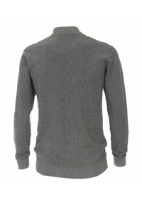 Grau gestrickter Pullover mit strukturiertem Muster, langen Ärmeln und einem niedrigen Kragen. Verfügt über gerippte Bündchen und Saum für einen figurschmeichelnden Look.