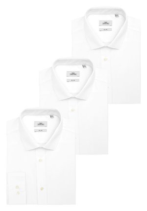 Trīs baltas, pieguļošas formas krekli, izgatavoti no gludas auduma. Katram ir klasiskā apkakle, pogu aizdare un garas piedurknes ar aprocēm.