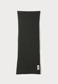 Sciarpa grigia scura a maglia, di forma rettangolare con texture a costine, presenta una piccola etichetta con il marchio su un bordo.