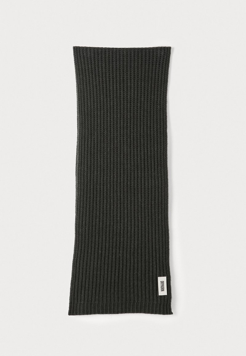Sciarpa grigia scura a maglia, di forma rettangolare con texture a costine, presenta una piccola etichetta con il marchio su un bordo.