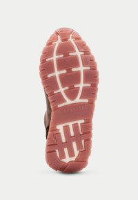 Sole di sneaker con una suola in gomma rosa caratterizzata da un motivo di grip testurizzato e una межsuola bianca. Branding visibile nell'area del tallone.