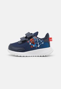 Baskets bleu marine avec semelle blanche, présentant un design de Spider-Man, en tissu en maille, et deux bandes Velcro réglables pour un enfilage facile.
