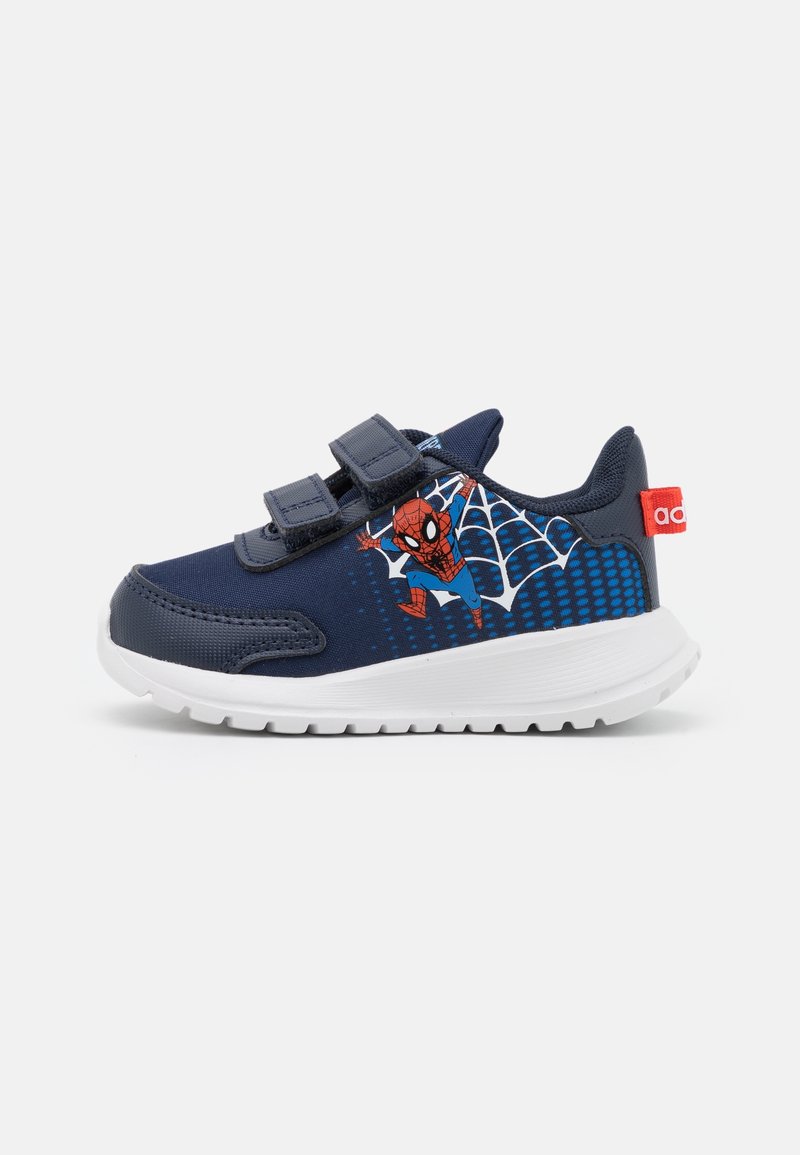 Baskets bleu marine avec semelle blanche, présentant un design de Spider-Man, en tissu en maille, et deux bandes Velcro réglables pour un enfilage facile.