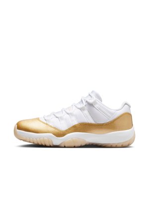 Jordan, WMNS AIR JORDAN 11 RETRO LOW UNISEX - Sneaker low - white/team gold-coloured