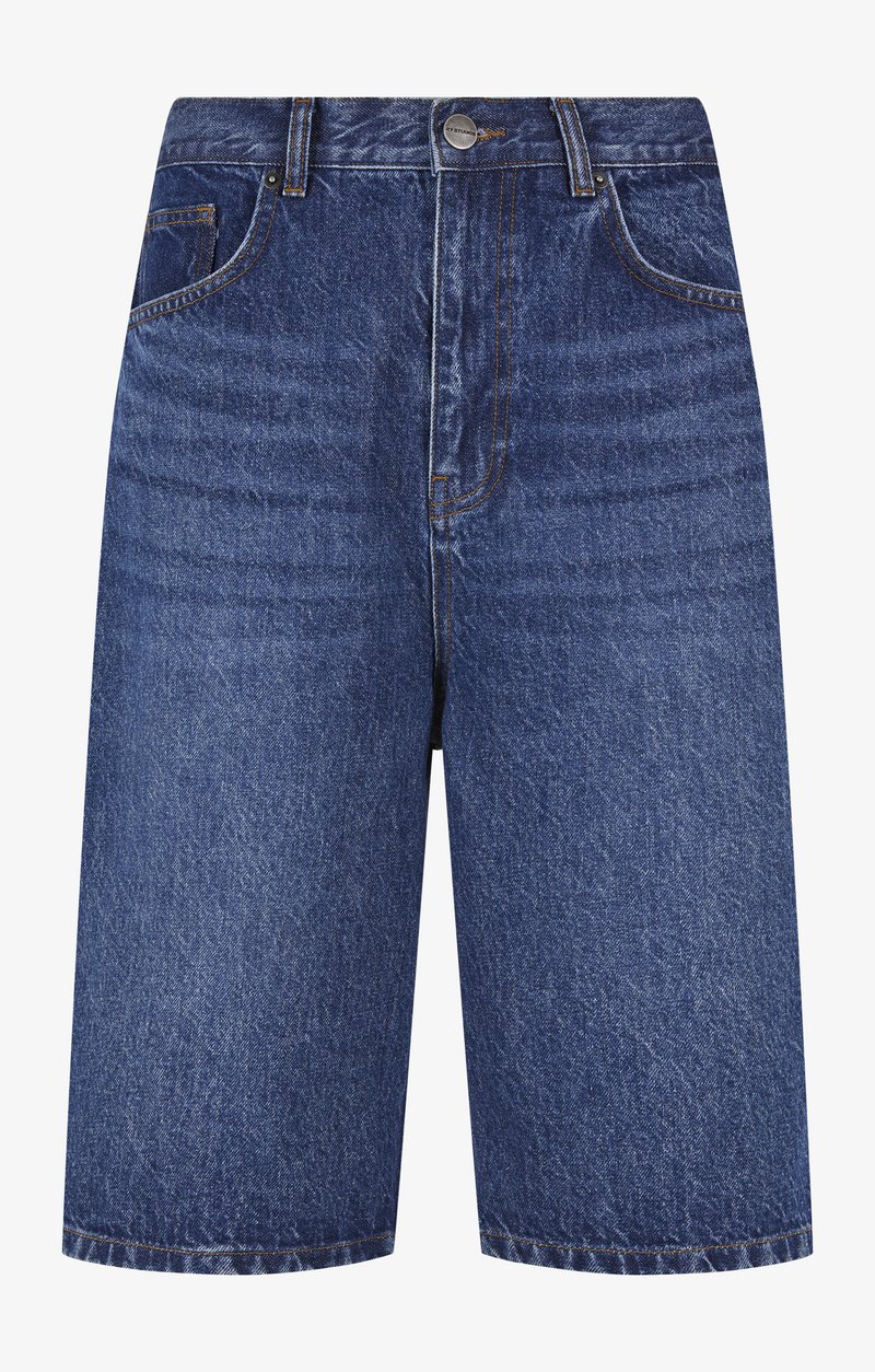 Mørkeblå denimshorts med en falmet tekstur, indeholdende et standard fem-lomme design og en metalknaplukning i taljen.