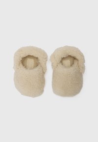 Beige, donzige slippers met een zachte, gestructureerde oppervlakte en een elastische opening voor gemakkelijk aan- en uittrekken. Ronde teenontwerp. Geen zichtbare hardware.