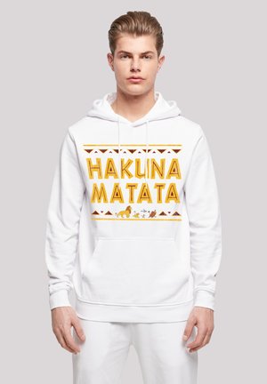 Hvit hettegenser med "HAKUNA MATATA" grafikk i gul og brun, med dyresilhuetter og geometriske mønstre. Frontlomme og snor i hetten.