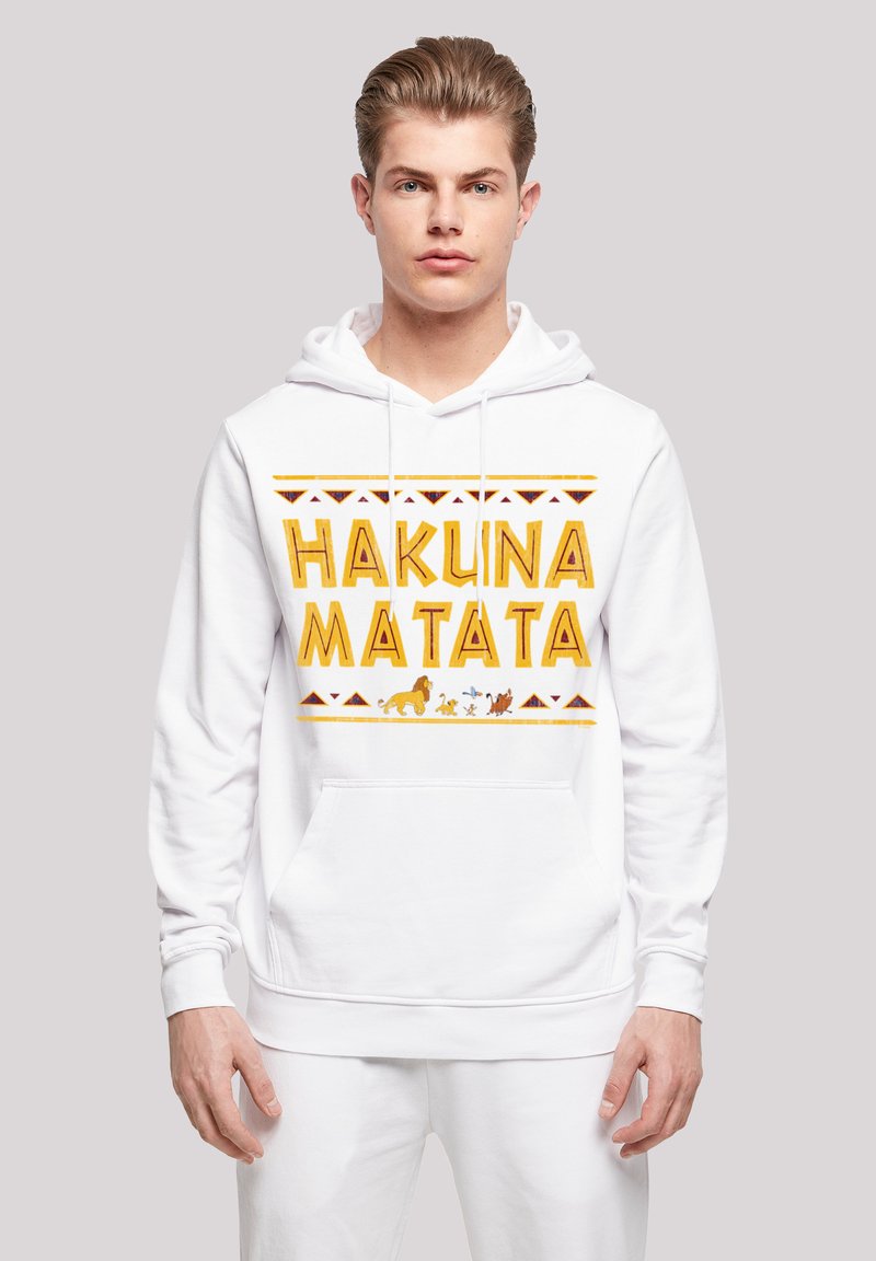 Hvit hettegenser med "HAKUNA MATATA" grafikk i gul og brun, med dyresilhuetter og geometriske mønstre. Frontlomme og snor i hetten.