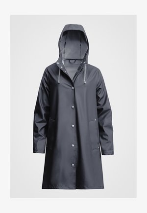 Mörk marinblå vattentät regnjacka med huva, knäppknapsstängning, två framfickor och dragskoaccents på huvan. Slät textur.