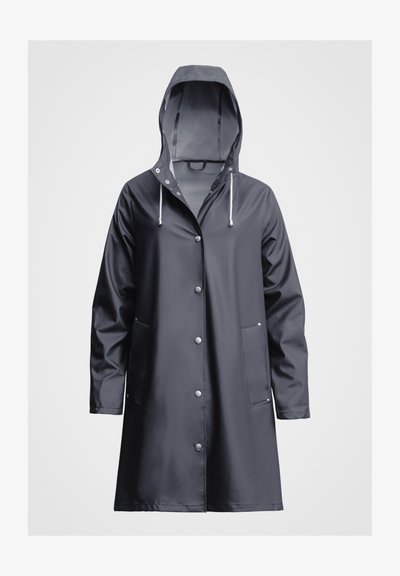 Donker marineblauwe waterdichte regenjas met een capuchon, drukknoopsluiting, twee voorzakken en een trekkoordaccent op de capuchon. Glad textuur.