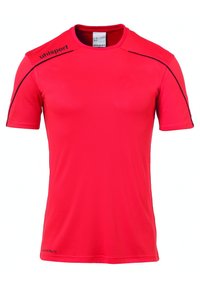 Rotes Sport-T-Shirt mit kurzen Ärmeln, das über einen schwarzen Piping entlang der Schultern verfügt und ein kleines Logo auf der linken Schulter und dem Saum hat. Glatte Textur.