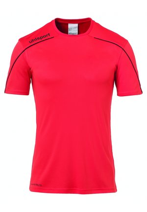Rotes Sport-T-Shirt mit kurzen Ärmeln, das über einen schwarzen Piping entlang der Schultern verfügt und ein kleines Logo auf der linken Schulter und dem Saum hat. Glatte Textur.