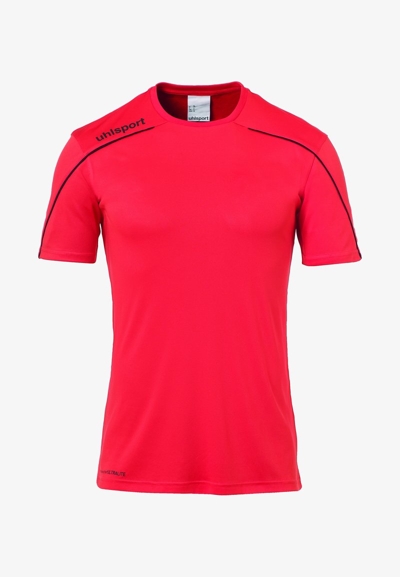 Rotes Sport-T-Shirt mit kurzen Ärmeln, das über einen schwarzen Piping entlang der Schultern verfügt und ein kleines Logo auf der linken Schulter und dem Saum hat. Glatte Textur.