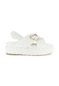 Sandale albe cu talpă din espadrile împletite, design cu barete încrucișate, cataramă ajustabilă și accent metalic în față. Suprafață texturată.