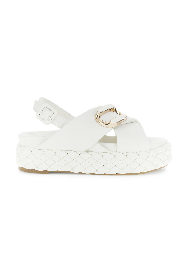 Sandale albe cu talpă din espadrile împletite, design cu barete încrucișate, cataramă ajustabilă și accent metalic în față. Suprafață texturată.