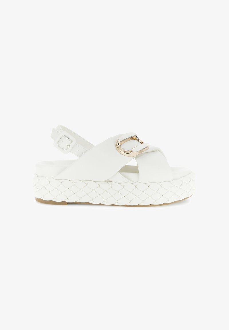 Witte sandaal met geweven espadrille zool, ontwerp met kruislings banden, verstelbare gesp en metalen accent aan de voorkant. Textuur oppervlakte.